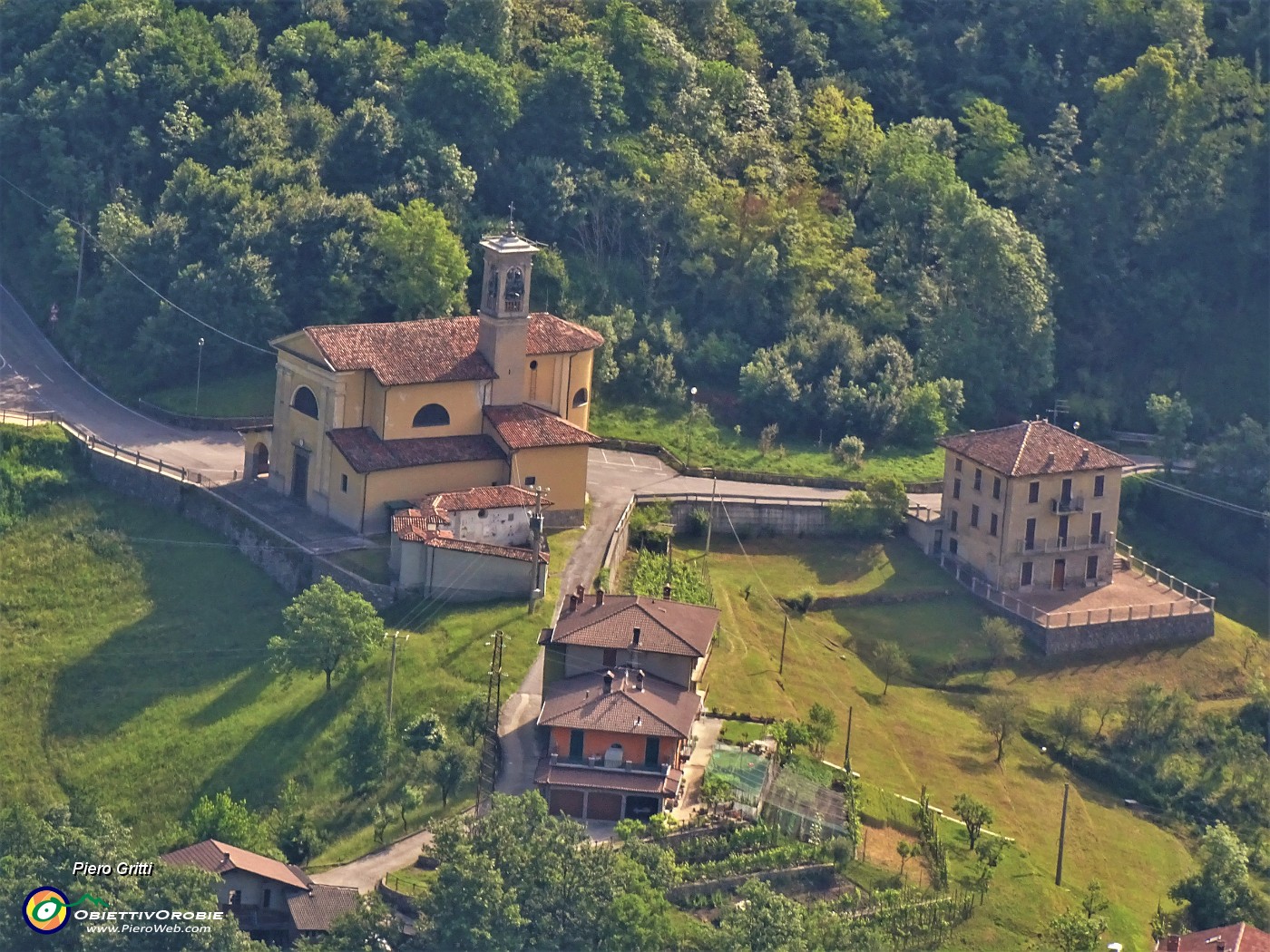 20 Zoom sulla chiesa di Spino al Brembo.JPG